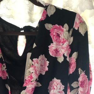 NWT Elegant Floral Rose Print Deep V Romper 💓🌸🌷